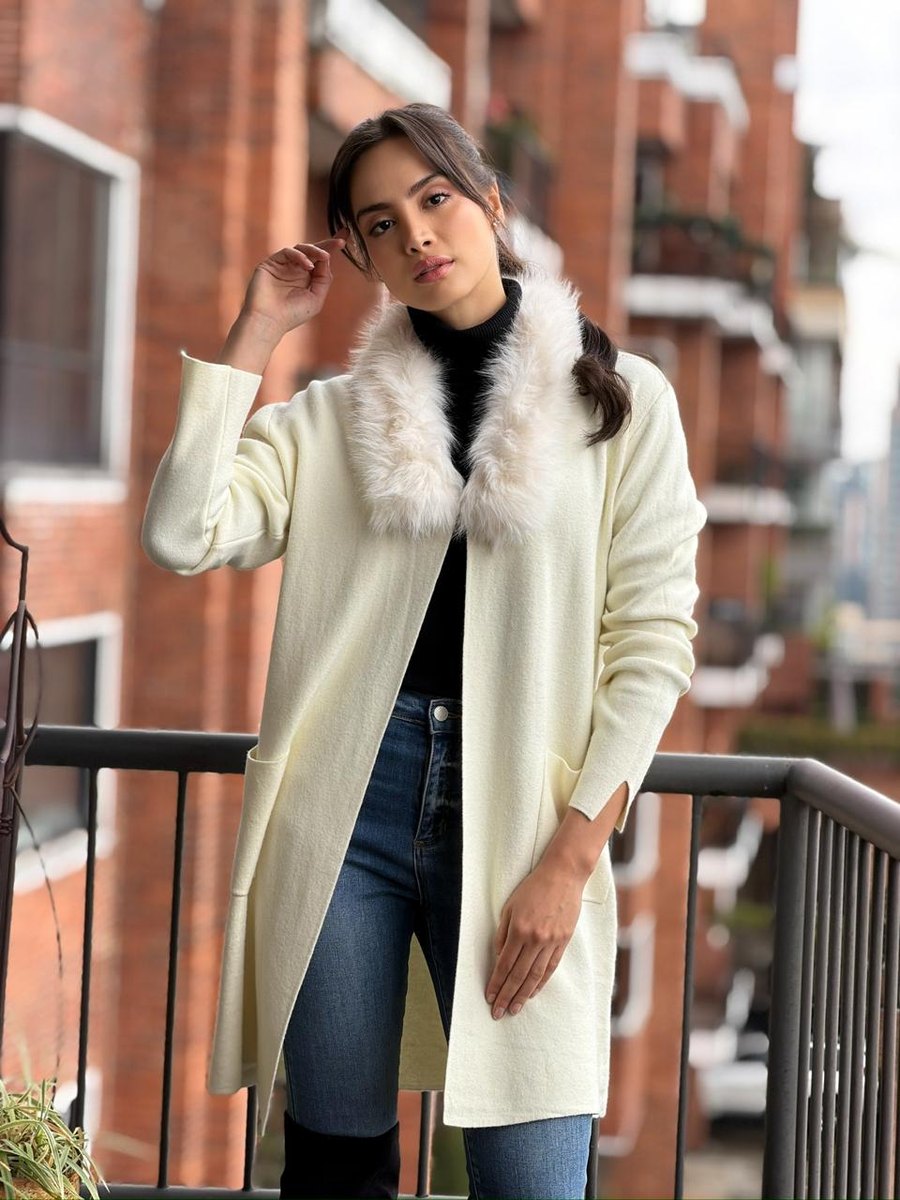 Cardigan Honfleur largo en vainilla con cuello de pelo