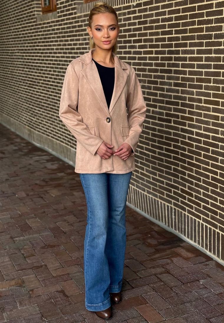 Blazer Ondine en suede camel con jean