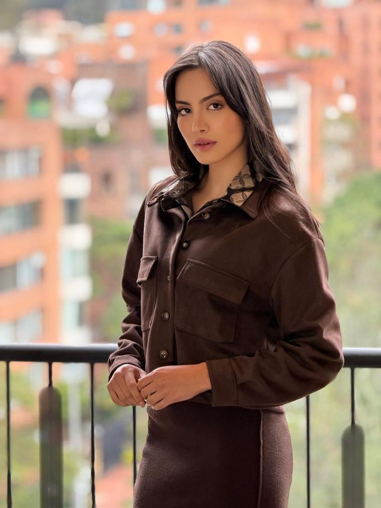 Chaqueta Séverine en suede café, balcón con vista a la ciudad