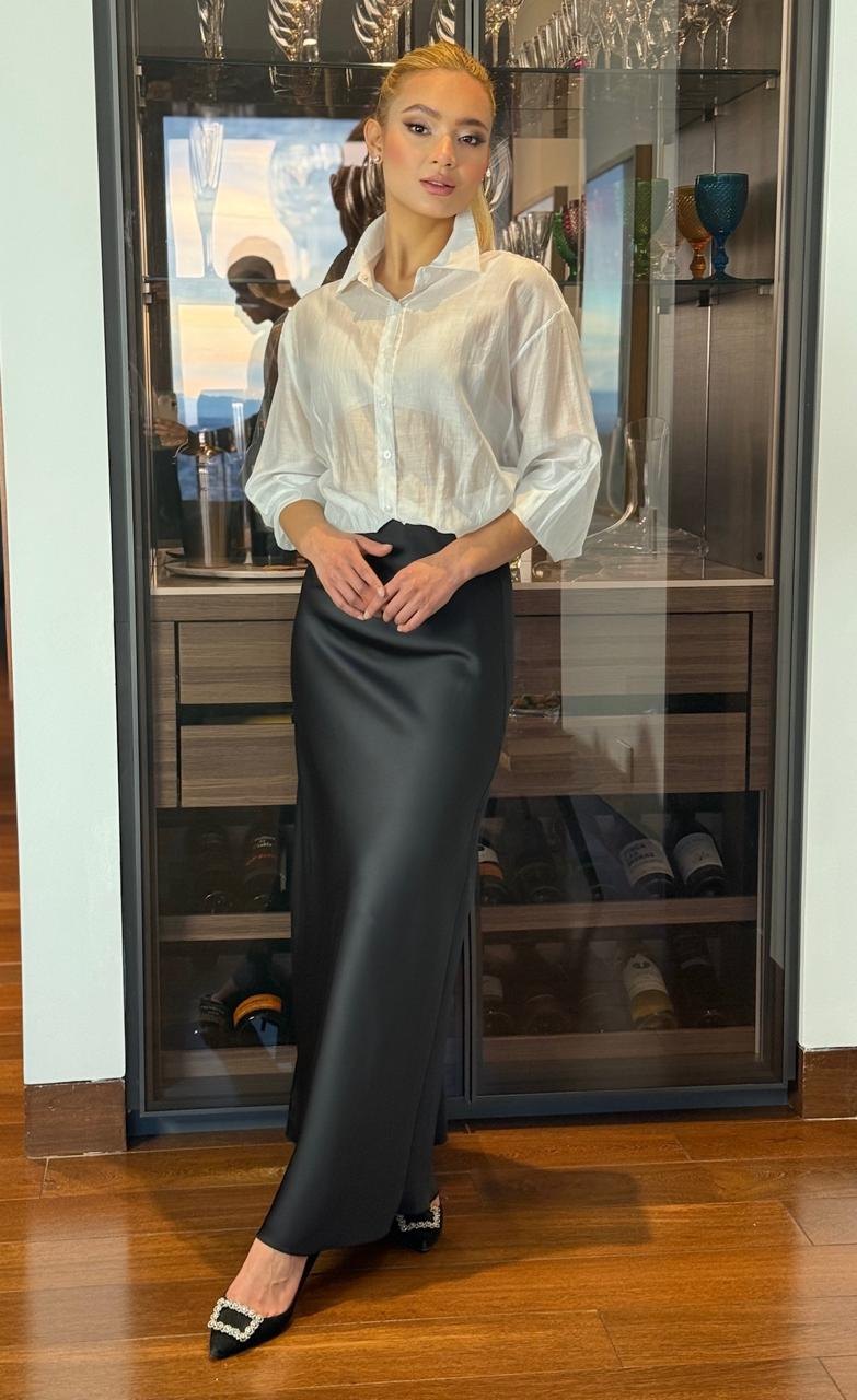 Blusa Diaphane en marfil con falda larga negra