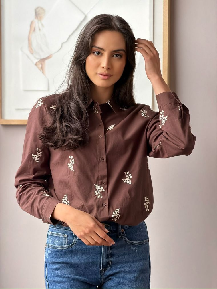 Blusa Sylvaine bordada en café chocolate con jean