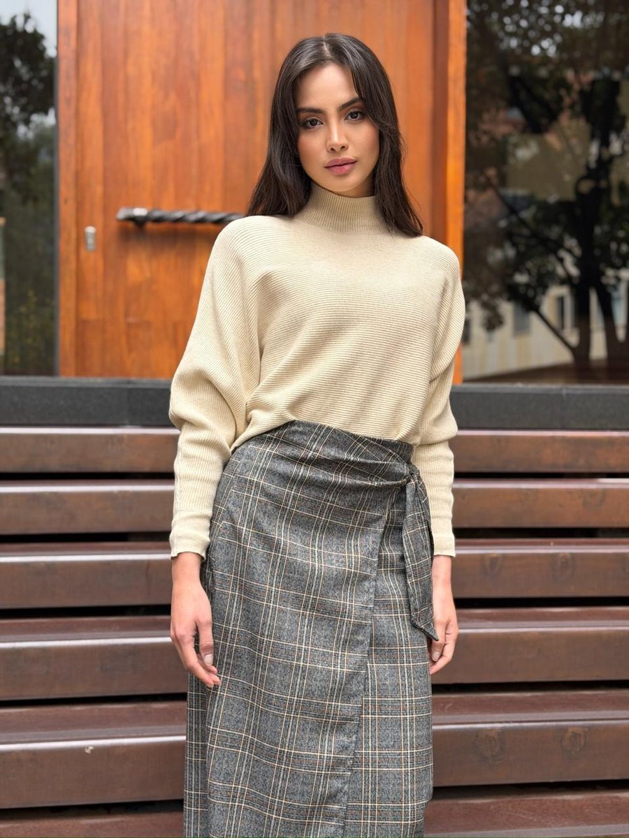 Sweater Roxane en crema con falda a cuadros