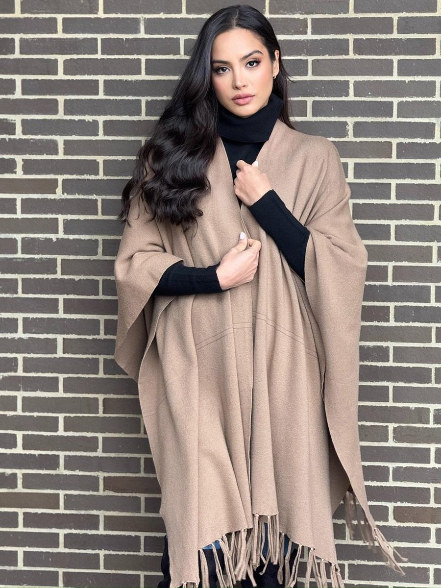 Ruana Léonie en camel con cuello alto negro