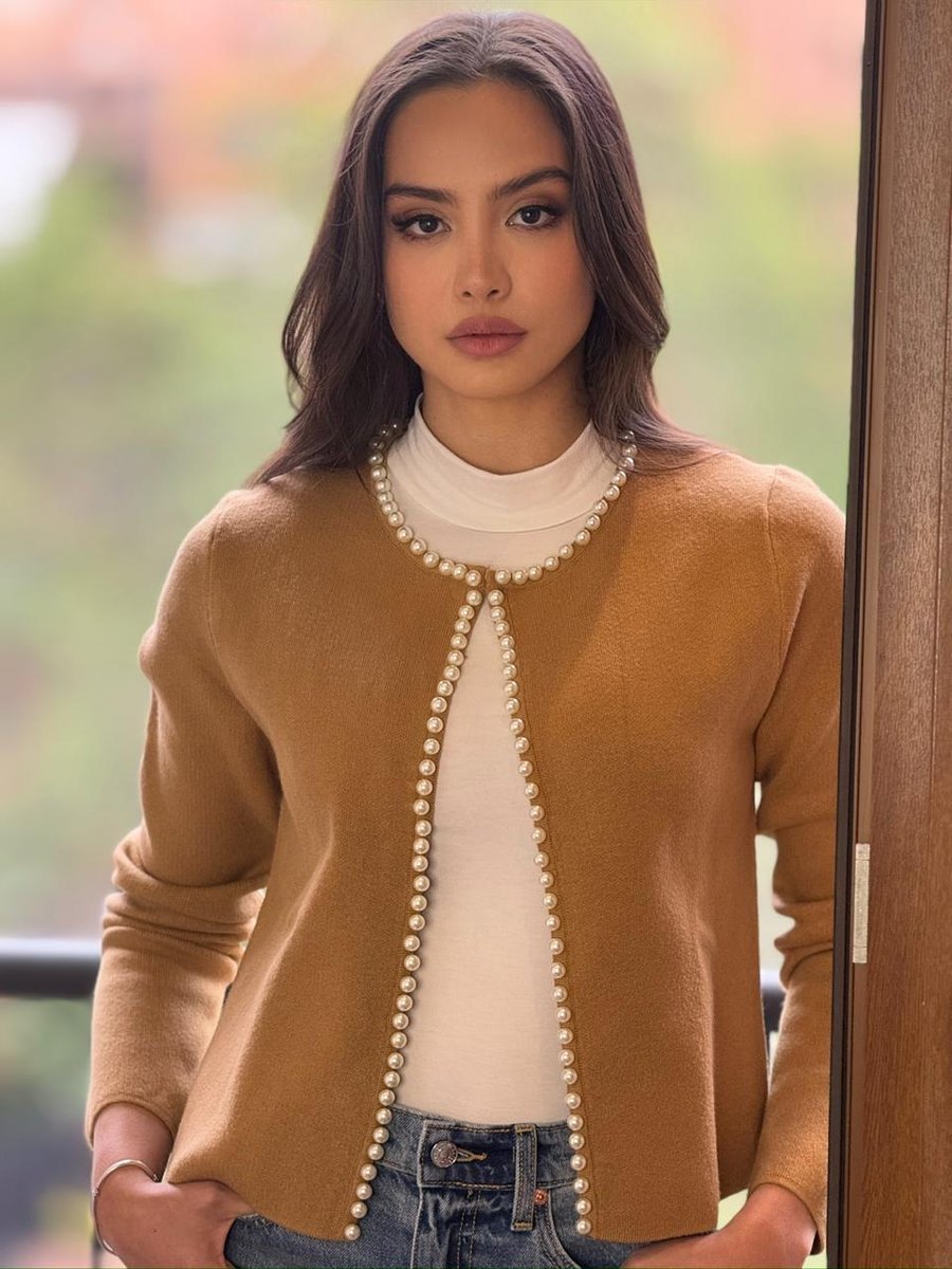 Cardigan Marguerite en mostaza con ribete de perlas