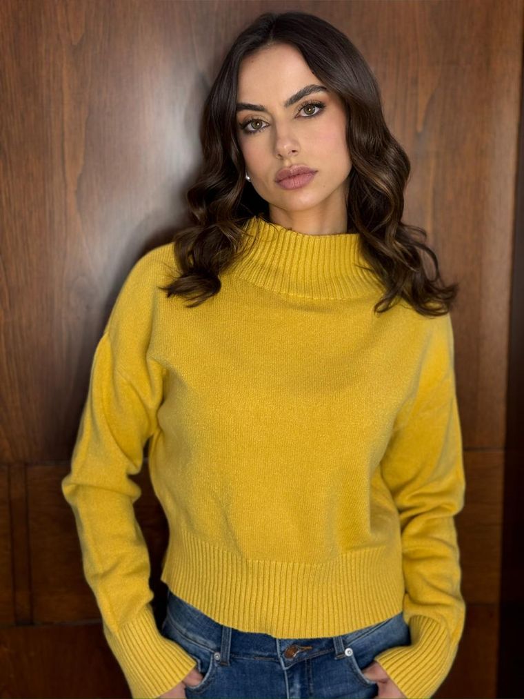 Sweater Mimosa de cuello alto en mostaza
