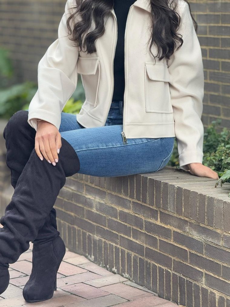 Chaqueta Ottilie en marfil con botas altas